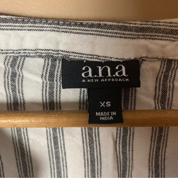 Women's Preppy Casual White & Gray Striped Button Down Tie 3/4 Sleeve Top - Picture 6 of 9